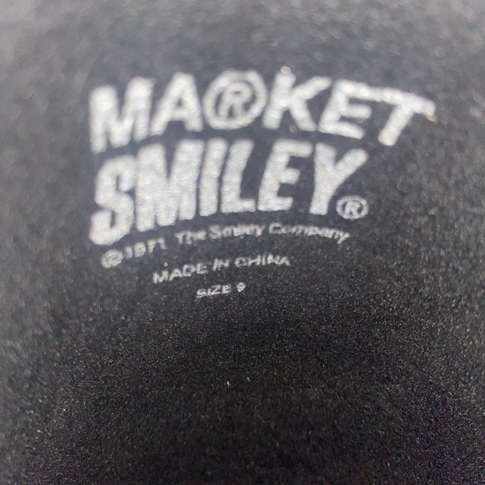Market Smiley Slippers size 9 unisex